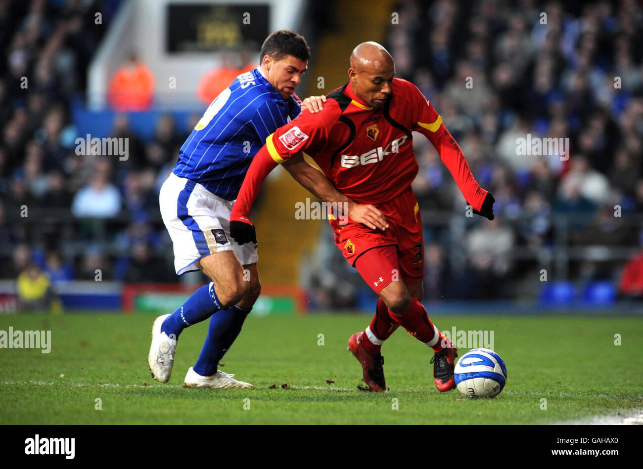 Watford`s Jordan Stewart (R) versucht beim Coca-Cola Championship-Spiel in der Portman Road, Ipswich, einen Weg an Ipswich Town`s Jonathan Walters vorbei zu finden. Stockfoto